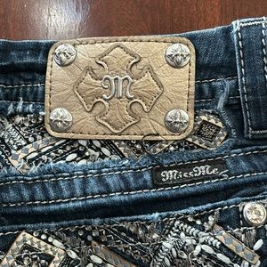 Miss Me boot cut jeans. Rhinestone pockets with beautiful design. Size 32
